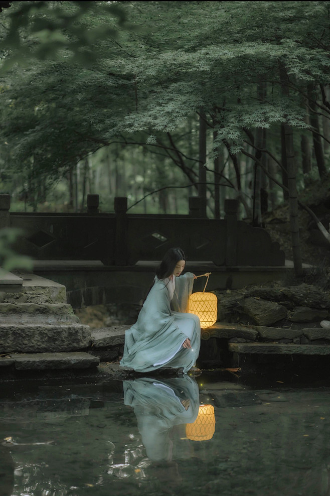 低眉含笑间 寒灯纸上梨花雨凉 谁的深情绚...