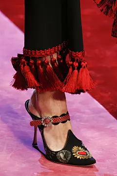 Dolce &amp; Gabbana Spring 2018 Ready-to-Wear  Fashion Show Details : See detail photos for Dolce &amp; Gabbana Spring 2018 Ready-to-Wear  collection.