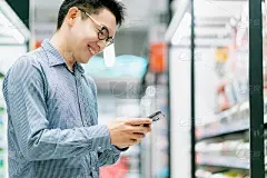 亚洲顾客精明男性穿衬衫快乐购物在百货公司的经营理念概念