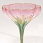 @Tangyimem诞生于1900年的一只漂亮杯子。渐变的粉红色有植物的茎脉顺下杯底，真的好美喔。它们是成套式的杯，有20个香槟杯，10个水杯及20多个酒杯。成套的图片没有单只的好看，所以不放了。它们在拍卖网站上以5288英镑售出。