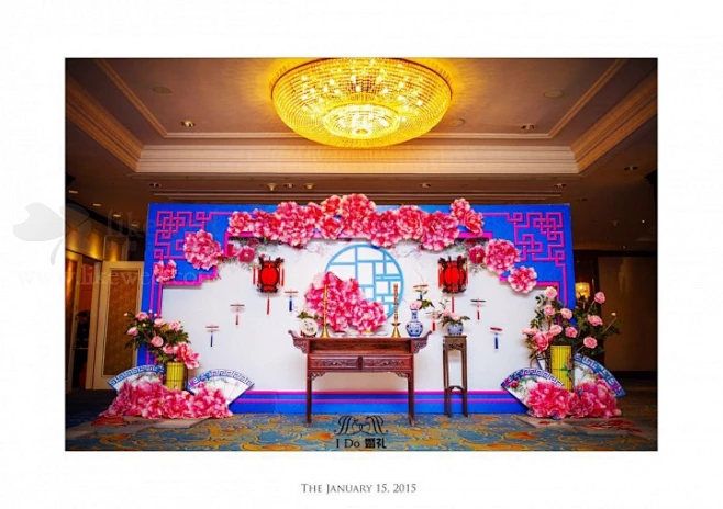 【长春IDO婚礼】新中式穿越主题婚礼——一眼念万年 By @IDo婚礼策划总监Kirsten : 【天之蓝，丹之火；纸褶伞，相思归！我用传承祭奠文明，以爱之名定今生之约。中国式婚礼，一眼念万年，念念万年长！】古典中的淡雅，景德瓷、弦之筝，中国式的独秀。缘起缘收，待今日；愿君随君，共今朝；圆心圆梦，终今日；圜里圜外，定今生。 I Do 婚礼为您打造的中国式婚礼！整场婚礼设计是采用了今年我们参加青岛国际婚上周比赛作品的元素，刺绣，流苏，绣绷，绸缎，牡丹，等元素结合在一起，颜色运用宝石蓝和玫粉色为主色调，完美的