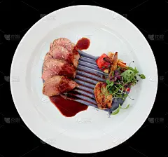 小牛肉片配紫薯泥、牛杂碎及蔬菜