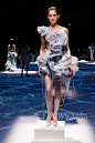 中国设计师兰玉个人同名品牌Lan-Yu于2014秋冬高级定制时装周期间在巴黎大皇宫举办“水·魅”定制礼服秀