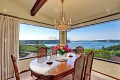 餐厅配有木雕餐桌和水景