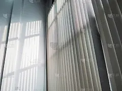 建筑内的遮阳板。_5102643094