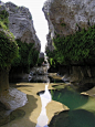 The Narrows. Upper south side of Lake Travis near the community of Spicewood. From Austin take Texas 71, turn north on Spur 191, and proceed approximately one mile to Spicewood. Continue traveling north 1.1 miles on Burnet County Road 410 to CR 411, which