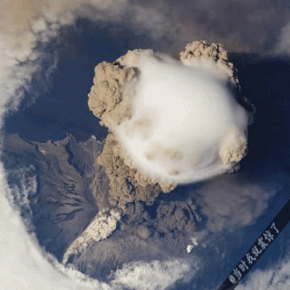 从空间站拍摄到的萨雷切夫火山喷发的壮景，...