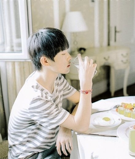 #一心一意，易烊千玺# @TFBOYS-...