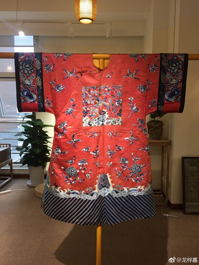 拍一件中国红吧清光绪汉族官夫人红缎底三蓝绣带补子女褂一件针法京绣