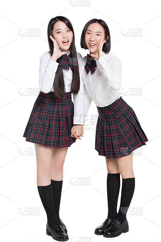 两个穿着校服，白色背景的快乐少女