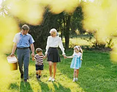 档案,人,饮食,生活方式,户外_86061815_Retro family walking in park holding picnic basket_创意图片_Getty Images China