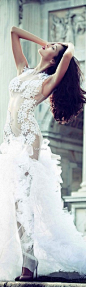 Leo Sicairo 2013 - Definitely a statement Wedding Dress#婚嫁美图#@婚嫁美图  