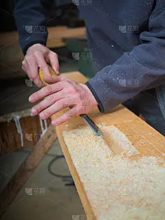 这双手就像拿着撬棍的木匠