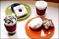 [DUNKIN'DONUTS明洞店] 区域：明洞主要的菜单：甜甜圈，蛋糕，面包，咖啡，红茶DUNKIN'DONUTS1950年美国·马萨诸塞创业，现在世界30个国家拥有约6000个店铺。在明洞街角的某个角落有个甜甜的面包房，就像Bread Talk，远远能闻到香香的糕点味，这家店还有值得推荐就是泡沫红茶。