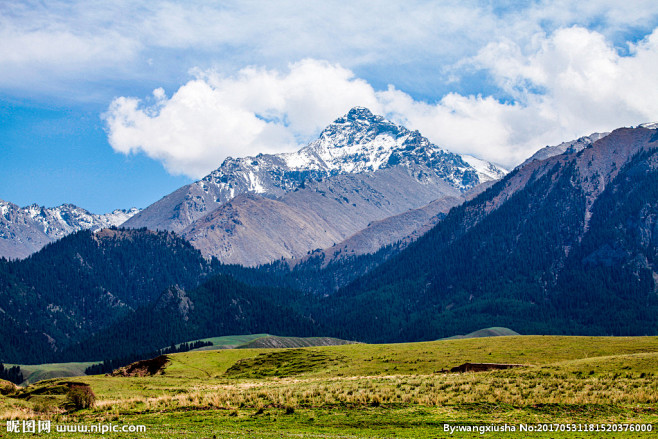 新疆天山山脉蓝天白云待普僧生态园雪山山顶大气磅礴气势宏伟大山壮观