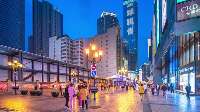 晚上，重庆街道和现代商业建筑上挤满了人。时间间隔