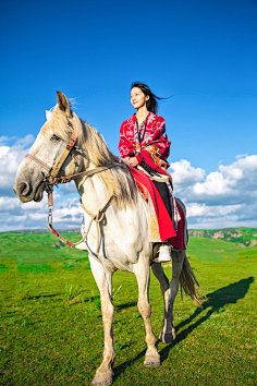 草原女人骑马奔跑图片图片