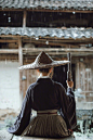 #背影拍出故事感# 
“为什么喜欢拍背影？”
“因为方便，不需要修脸啊” 
…………你有没有拍过具有故事感的背影？
cr 从暮