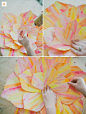 DIY纸花背景墙

一朵巨大的纸花，不仅可以用来做婚礼背景墙，还可以用到合影区、路引通道当中。快来学学这么美丽的纸花要怎么做吧！

材料：水彩纸 水彩颜料 画笔 剪刀 胶水

制作步骤：

step1：准备一张硬一点的纸，用画笔涂上你喜欢的颜色，颜色越丰富越漂亮。

step2：等到纸张干燥后。将花瓣的形状画在纸上。

step3：继续绘制花瓣。并将它们剪下。

tips：不要丢掉剪下来的废纸。之后你可能还可以在中间剪出想要的花瓣。

step4：在花瓣中间剪一个小口。

step5：在开口处涂上胶水。
