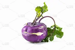 紫皮绿叶的大头菜，孤立在白色背景上