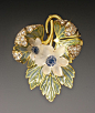 Ren* Lalique不愧是一位神奇的魔术师，他善于捕捉精美与微妙的细节，用以点缀自己心爱的珠宝，并探寻如何将平凡的材料塑造成灵性四溢的杰作。<a class="text-meta meta-mention" href="/k132076/">@晓冬知春</a>