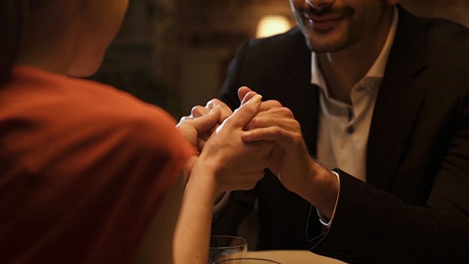 有浪漫约会和求婚的情侣