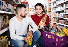 顾客在商店选择塑料包装的种子油