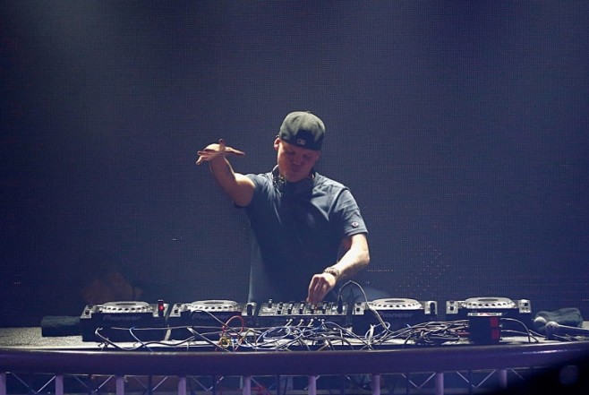 Avicii performs onst...