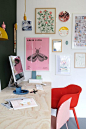 Arbeitsstation, Heimbüro mit Sperrholzsockel und rotem Stuhl, rosafarbener