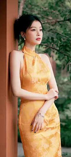 美女鼻子～孙怡身穿一袭黄色旗...@霁枫壁纸美图的动态
