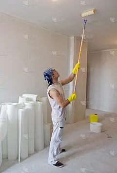 工人画天花板与绘画辊