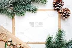 圣诞快乐，恭贺新禧。模型与明信片和树枝的圣诞树在白色的背景。背景与复制空间。前视图。圣诞节的背景。水