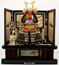 【五月人形】日本男孩节除了有鲤鱼旗，还有五月人形：一般由甲冑、弓箭、剑、鼓和旌旗等组成，有的还有八音盒。 ​​​​