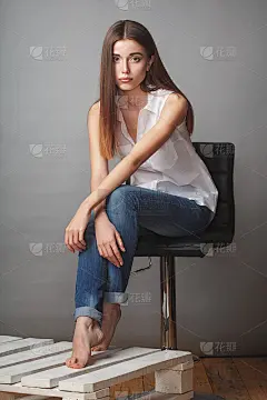 美丽的时装模特在工作室摆姿势