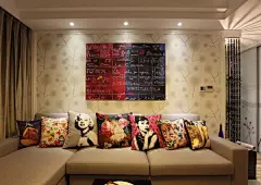 [客厅壁纸搭配技巧] 客厅是每个家庭装修的重点所在，它除了家里人以外，也是客人们休闲娱乐最多的地方。不同的的客厅方向朝向，壁纸的选择也是很有讲究的。客厅是会客的地方，墙面面积大，一般都建议用壁纸来装饰，从而衬托出美丽的客厅。我们从东西南北依次给大家一点小建议，教大家不同朝向的客厅与壁纸之间的如何搭配。第一，因为朝北方向的客厅是没有阳光照射的，所以在选择客厅壁纸颜色时，建议选择更倾向于暖色系的壁纸，它颜色度浅，更温馨。比如用一些精致图案的壁纸(清香淡雅的花鸟草等多元素)打底，不......