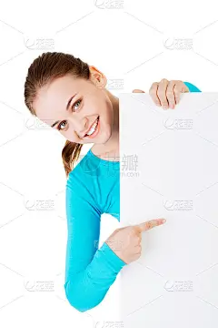 画一个年轻快乐的女人与空白板