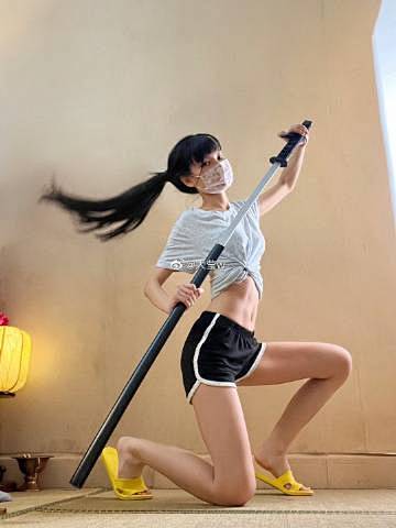 #摄影教你摆动作# ，教你点拿武器的帅气...