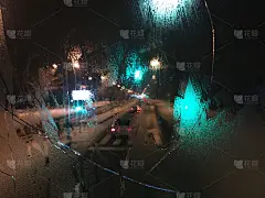 碎玻璃和红绿灯