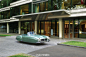"Floating Classic" 悬浮经典系列是法国摄影师renaud marion的作品，结合未来悬浮概念和过往经典车型拍摄的一组想象中的风景 － 包括有大红 jaguar e-type，太空银 mercedes-benz 300SL gullwing coupé，薄荷绿 mercedes-benz 190SL等神一般的车，悠然悬浮在现代的建筑前，恍如隔世