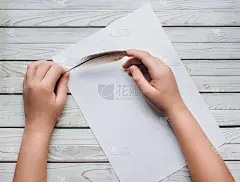 一个女孩用钢笔在一张白纸上写字。这位年轻的诗人写诗。