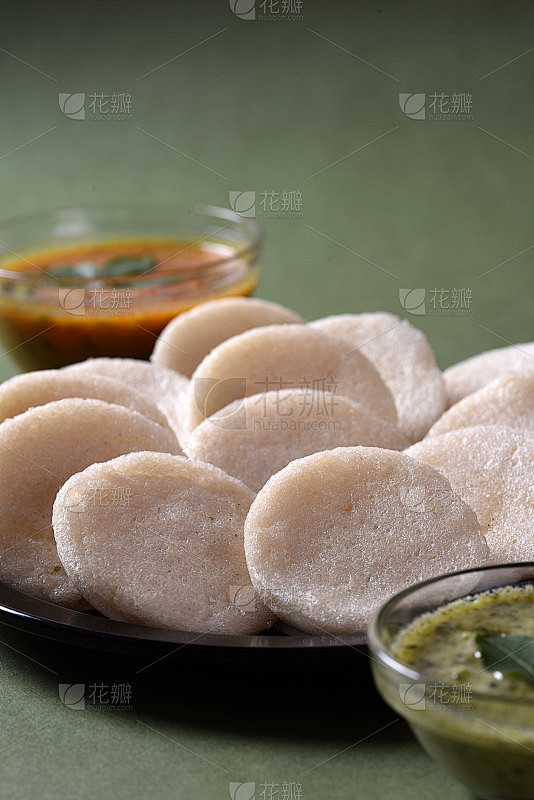 印度菜:南印度人最喜欢的食物rava Idli或小麦粉慵懒地或rava慵懒地，与酸辣酱和绿色酸辣酱一