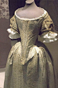 一件很完好的1660年代裙服（现存于英国巴斯）与一些上衣，典型的巴洛克时代盛期着装。领子开得非常大，上衣线条长而笔挺，前身中间与两侧有三道饰带，向下合拢并一直延伸到裙摆。线条圆润的蓬松短袖，再显出一截衬衣袖子与花边，颇为柔美。 ​​​​