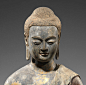 【唐代干漆夹苎佛坐像】这尊干漆夹纻佛像有近1400年的历史。造像生动细腻，宛若真人，双目有神，表情祥和，呈跏趺坐姿。身披袈裟，衣纹褶皱自然写实，流畅生动，袒露的胸部肌肉平滑光洁，充满弹性。袈裟表面均残留敷彩痕迹，佛像裸露的肌肤处可见较为明显的贴金痕迹，袈裟表面残留鲜艳的红，蓝敷色。 ​​​​