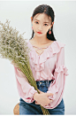 입술에 입술 blouse by 츄(chuu) : 사랑스러운 프릴장식으로 체형커버가 되는 블라우스                                                                                                                          PRODUCT INFO   레이스업 디테일이 돋보이는 블라우