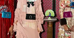 GUCCI丨进入Gucci世界的10个关键 : 戊戌年将至，让时尚主张更鲜明。每一季 Gucci 不断给予的惊喜和新意，大范围占领了时尚心愿清单。在于它够火，经典，并且百搭不易过时。我们为你精选10款关键单品，打造你的 Gucci 时尚魂。 1. 