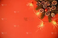 贺卡概念与松果，树枝和灯