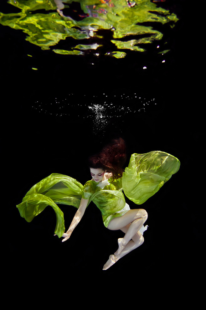 水下绿荷
超唯美水下美女高清摄影 溺死在...
