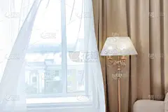 风吹着白色的窗帘穿过窗户.处所的通风和卫生概念。没有人的照片复制空间.