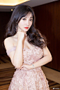 柳岩穿裸色花瓣裙妩媚动人_新浪图片