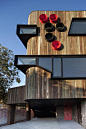 该项目是由 Judd Lysenko Marshall Architects 设计，位于澳大利亚。巴洛克式风格，大量木质材料被使用作为建筑外观，色彩缤纷的点缀，令人印象深刻。 http://bit.ly/VXVYsn
